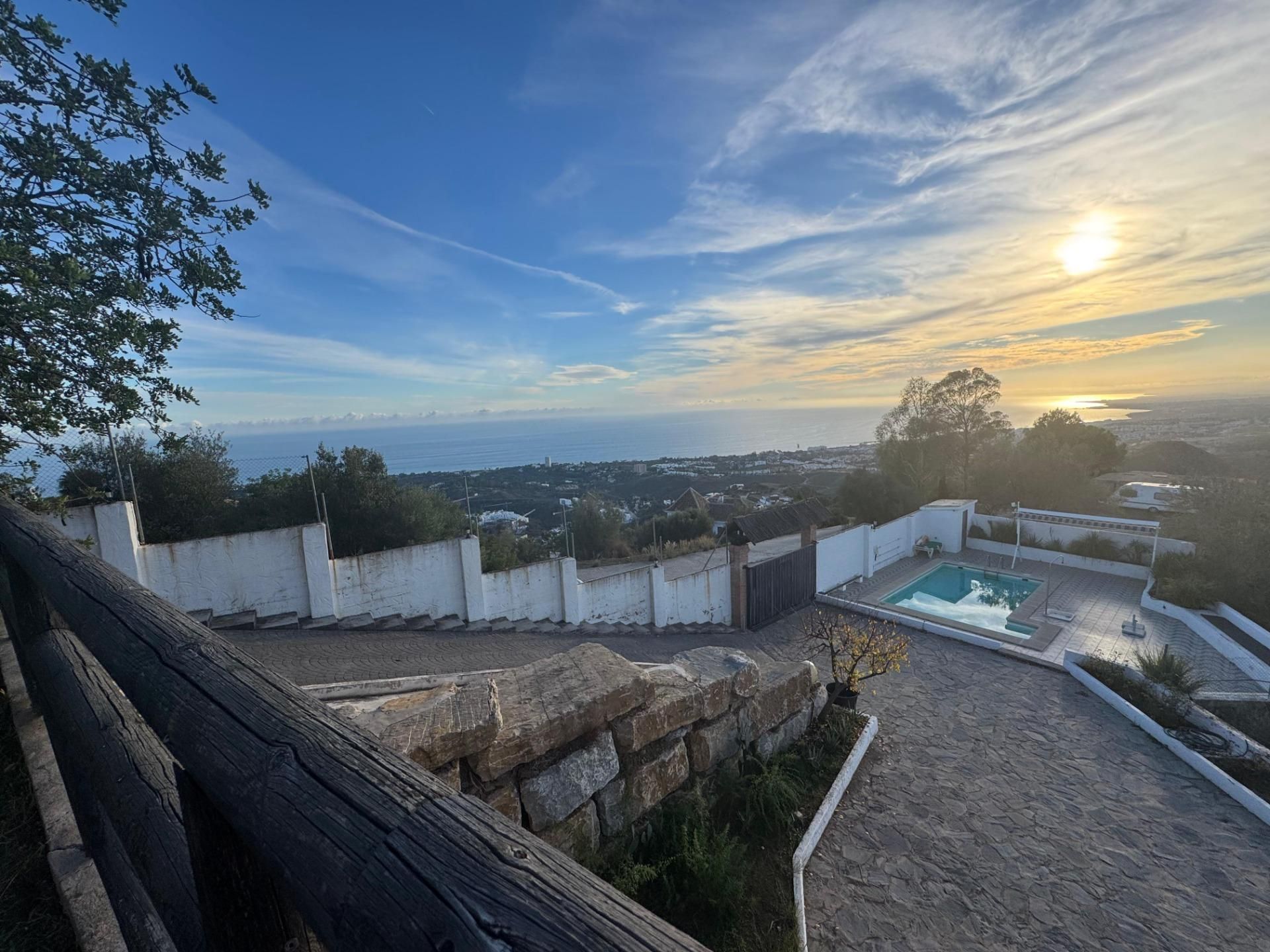 Vista exterior de Casa o xalet en venda en Marbella amb Jardí privat, Terrassa i Piscina
