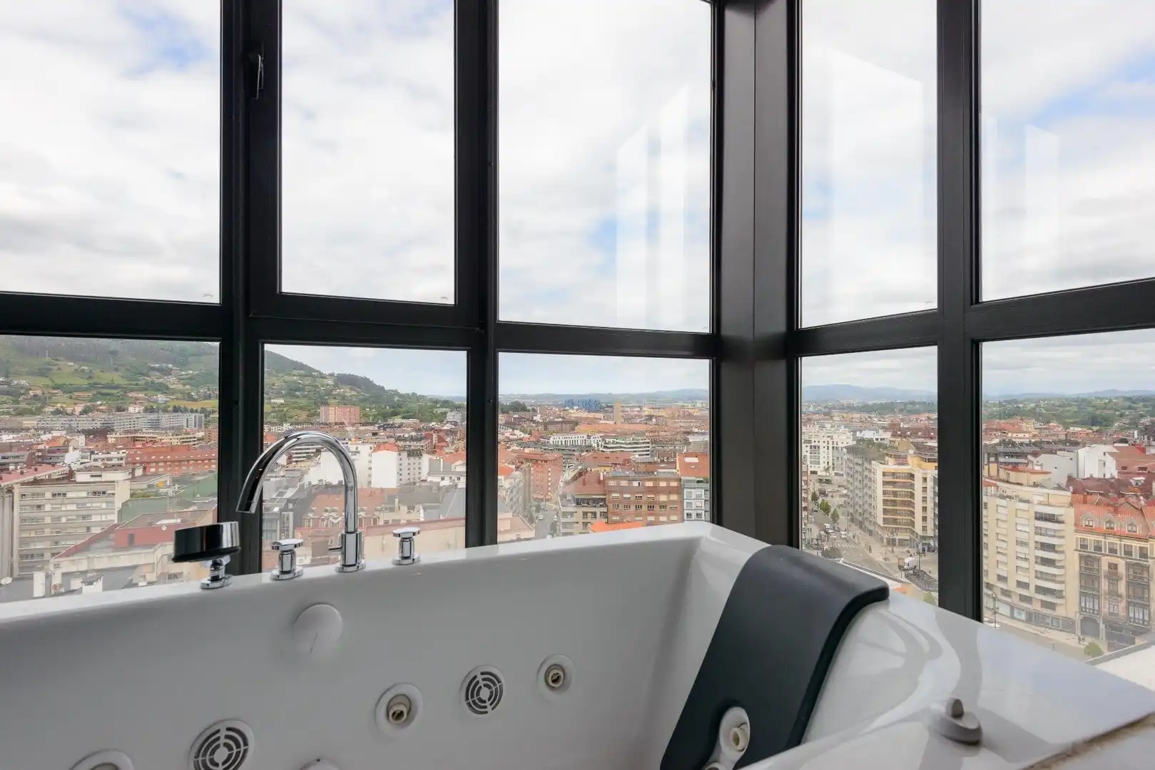 Bathroom of Flat for sale in Oviedo   with Heating and Jacuzzi