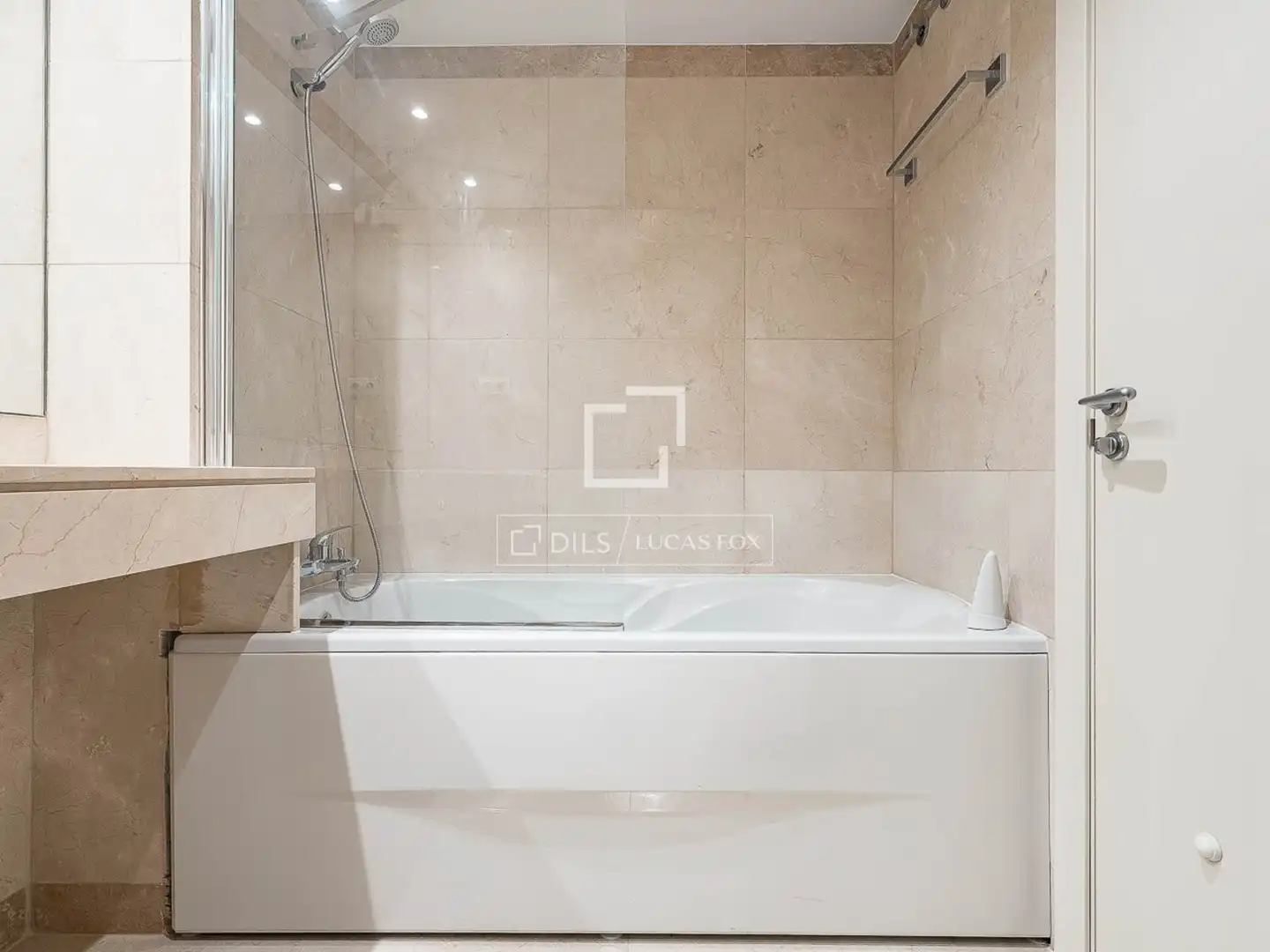 Badezimmer von Wohnung zum Verkauf in Barcelona mit Klimaanlage, Heizung und Abstellraum