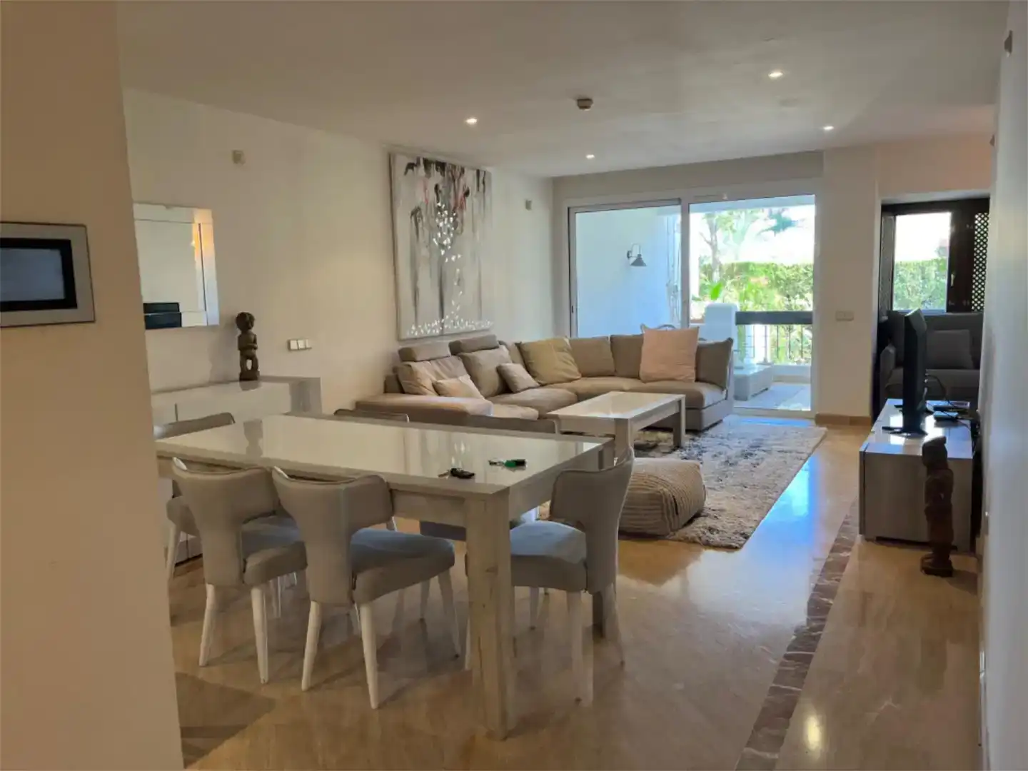 Sala d'estar de Pis de lloguer en Marbella amb Aire condicionat i Balcó