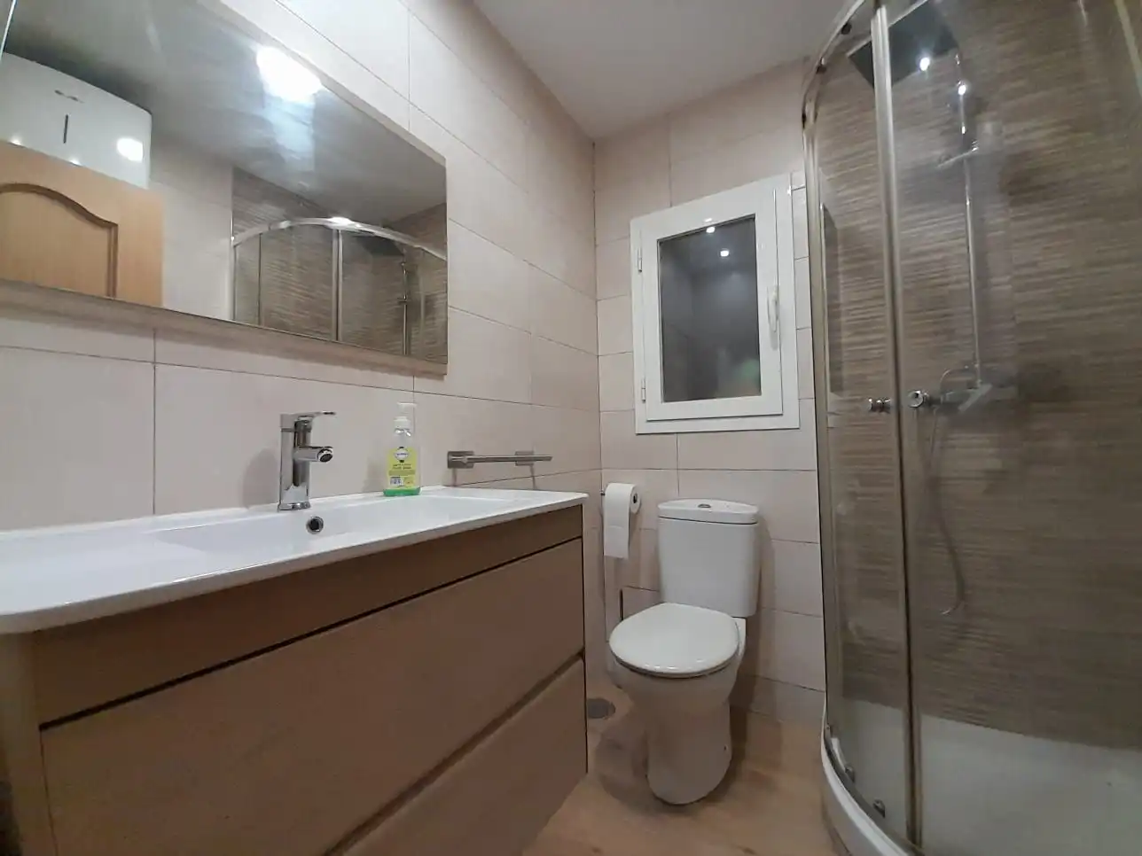 Bathroom of Flat for sale in Madrid  with Air Conditioner, Parquet flooring and Oven