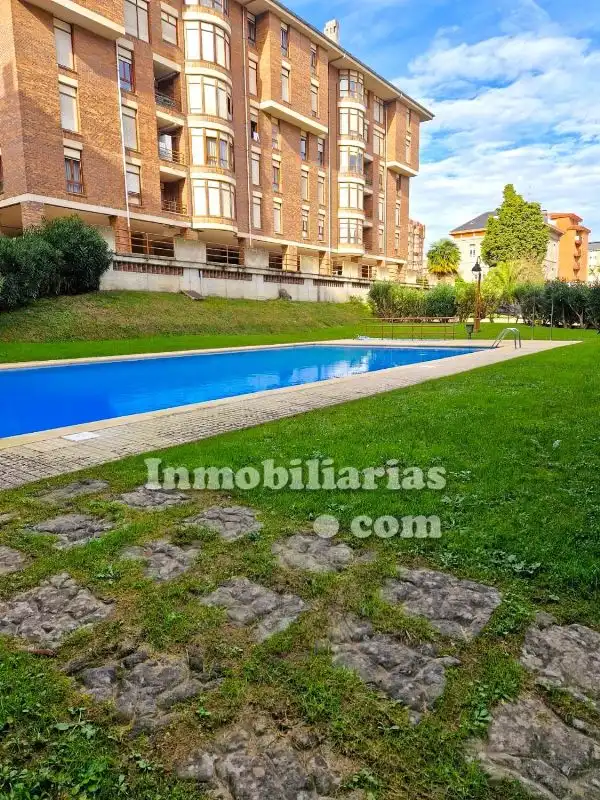 Piscina de Ático en venta en Castro-Urdiales con Calefacción, Parquet y Trastero