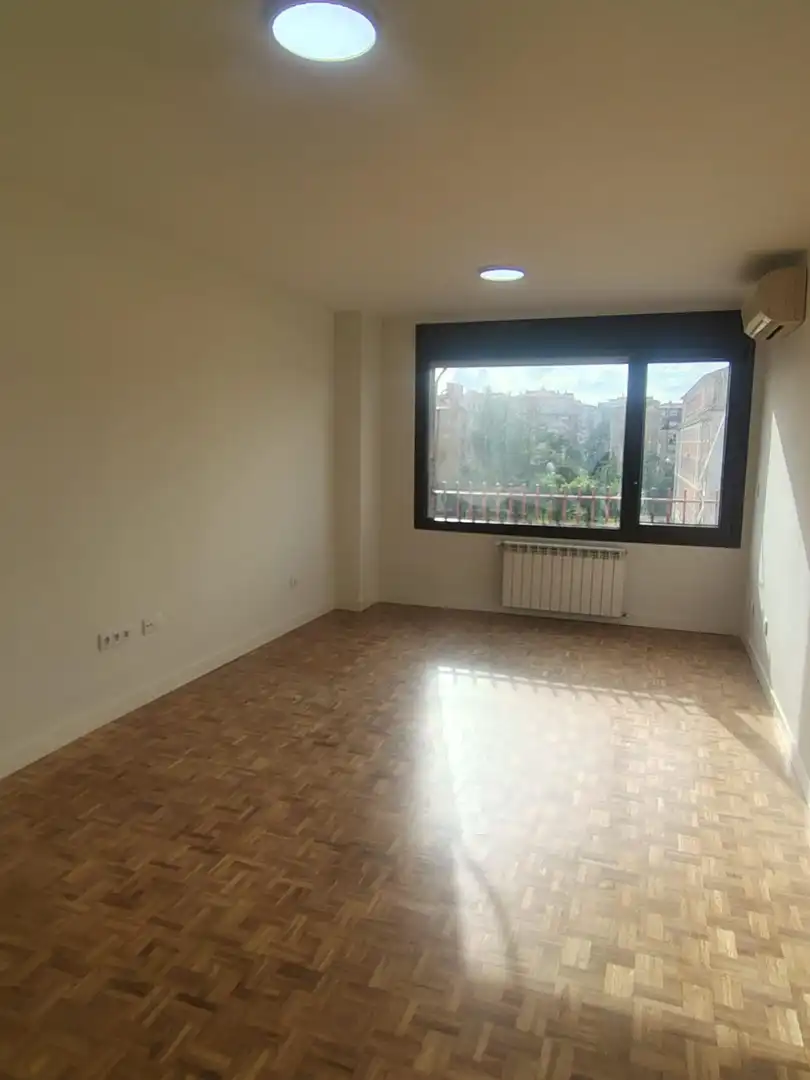 Bedroom of Flat for rent in Valladolid  with Air Conditioner, Heating and Parquet flooring