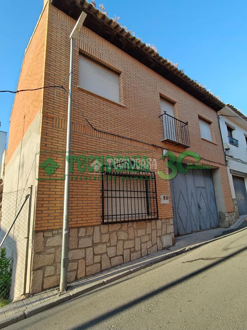 Vista exterior de Casa o xalet en venda en Bargas amb Calefacció, Terrassa i Traster