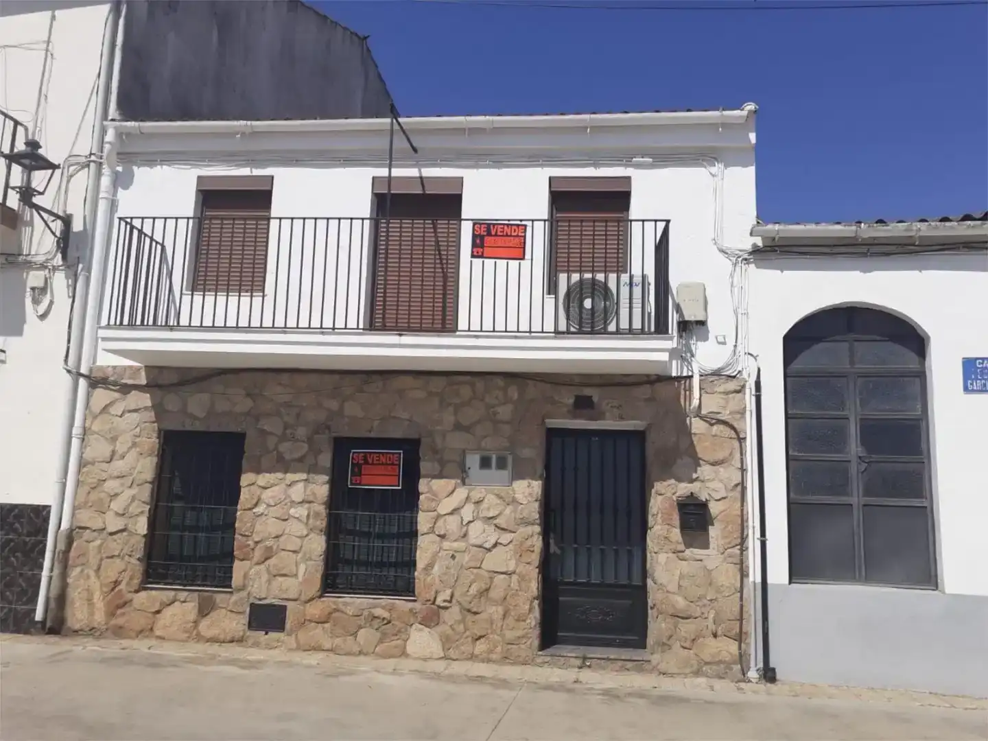 Vista exterior de Casa adosada en venda en Perales del Puerto amb Traster, Moblat i Balcó