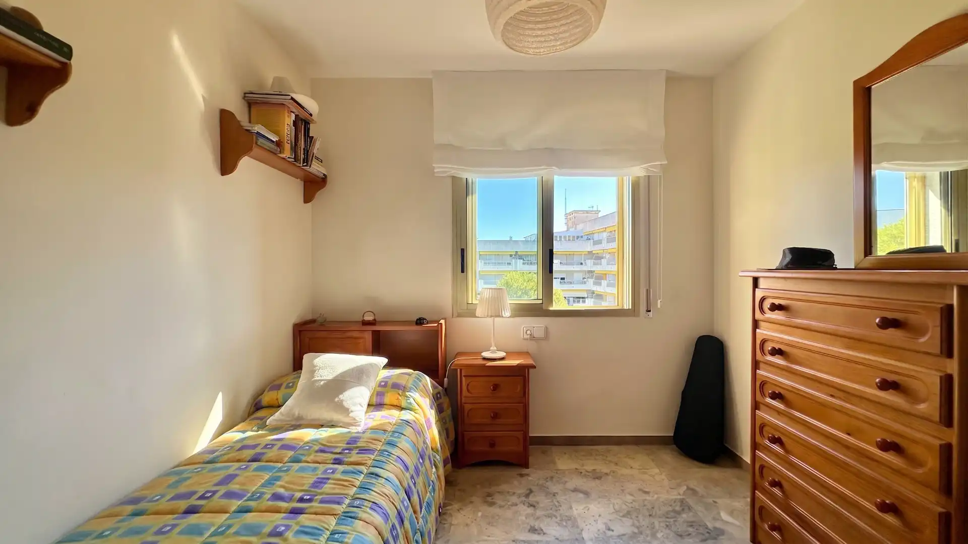 Schlafzimmer von Dachboden zum Verkauf in Salou mit Klimaanlage, Möbliert und Balkon