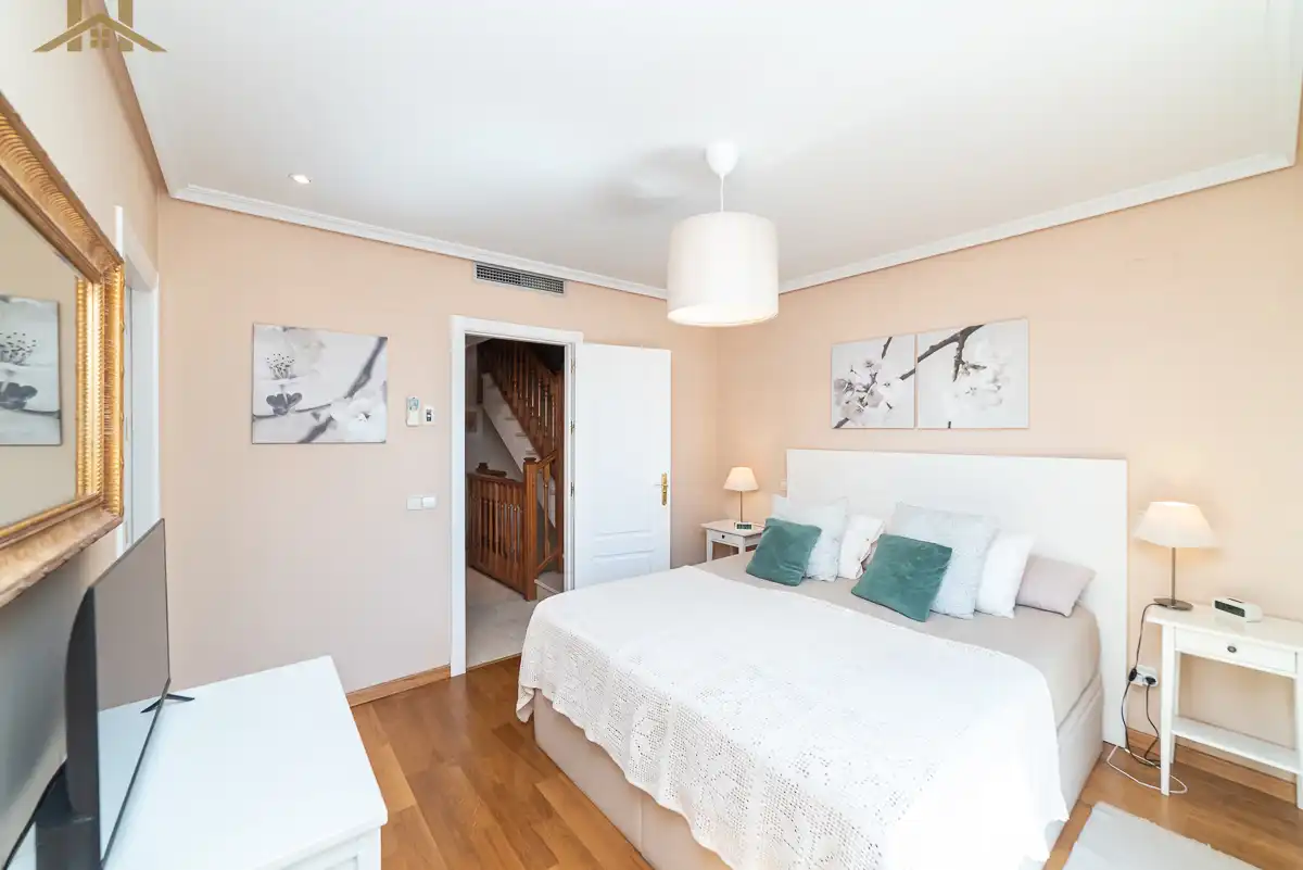 Dormitori de Casa adosada en venda en Boadilla del Monte amb Aire condicionat, Calefacció i Jardí privat