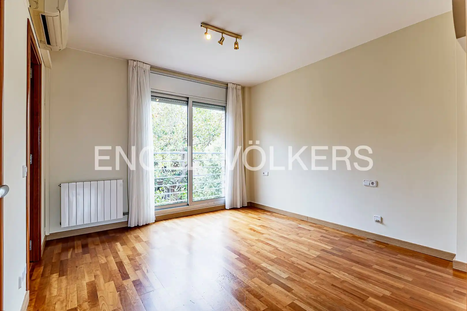 Schlafzimmer von Einfamilien-Reihenhaus zum Verkauf in Barcelona mit Heizung