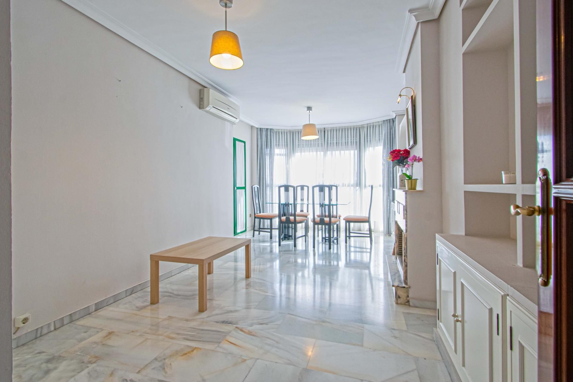 Menjador de Pis en venda en  Sevilla Capital amb Aire condicionat, Terrassa i Piscina comunitària