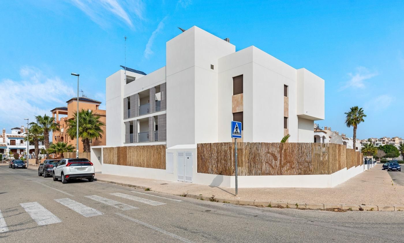Vista exterior de Piso en venta en Orihuela con Piscina