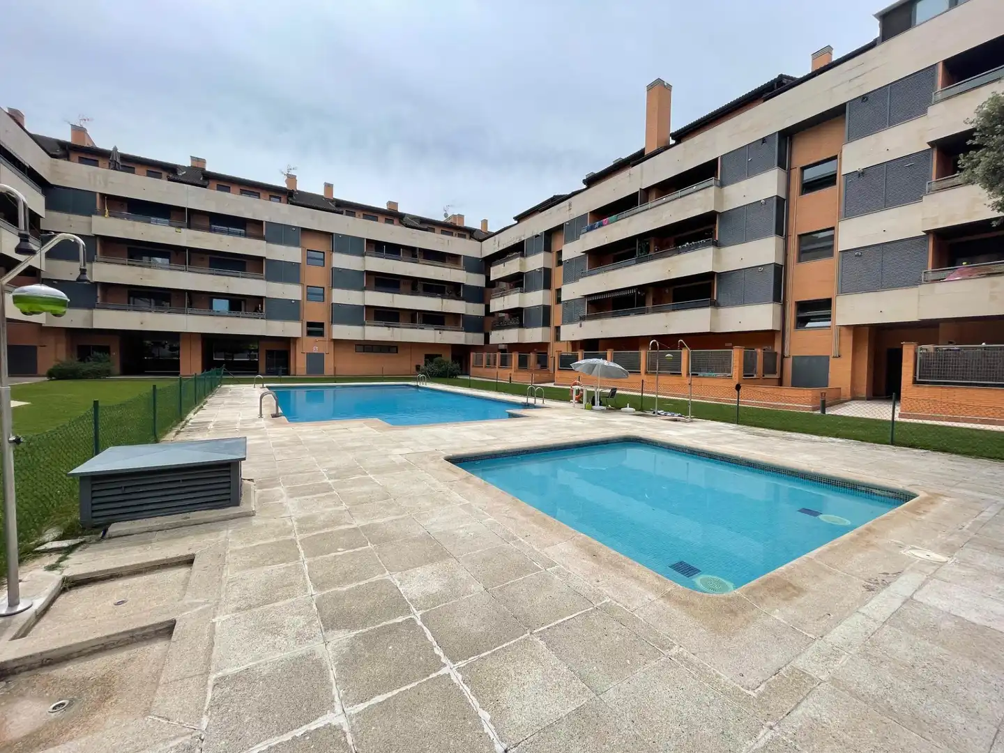 Piscina de Piso en venta en Yebes con Aire acondicionado, Calefacción y Jardín privado