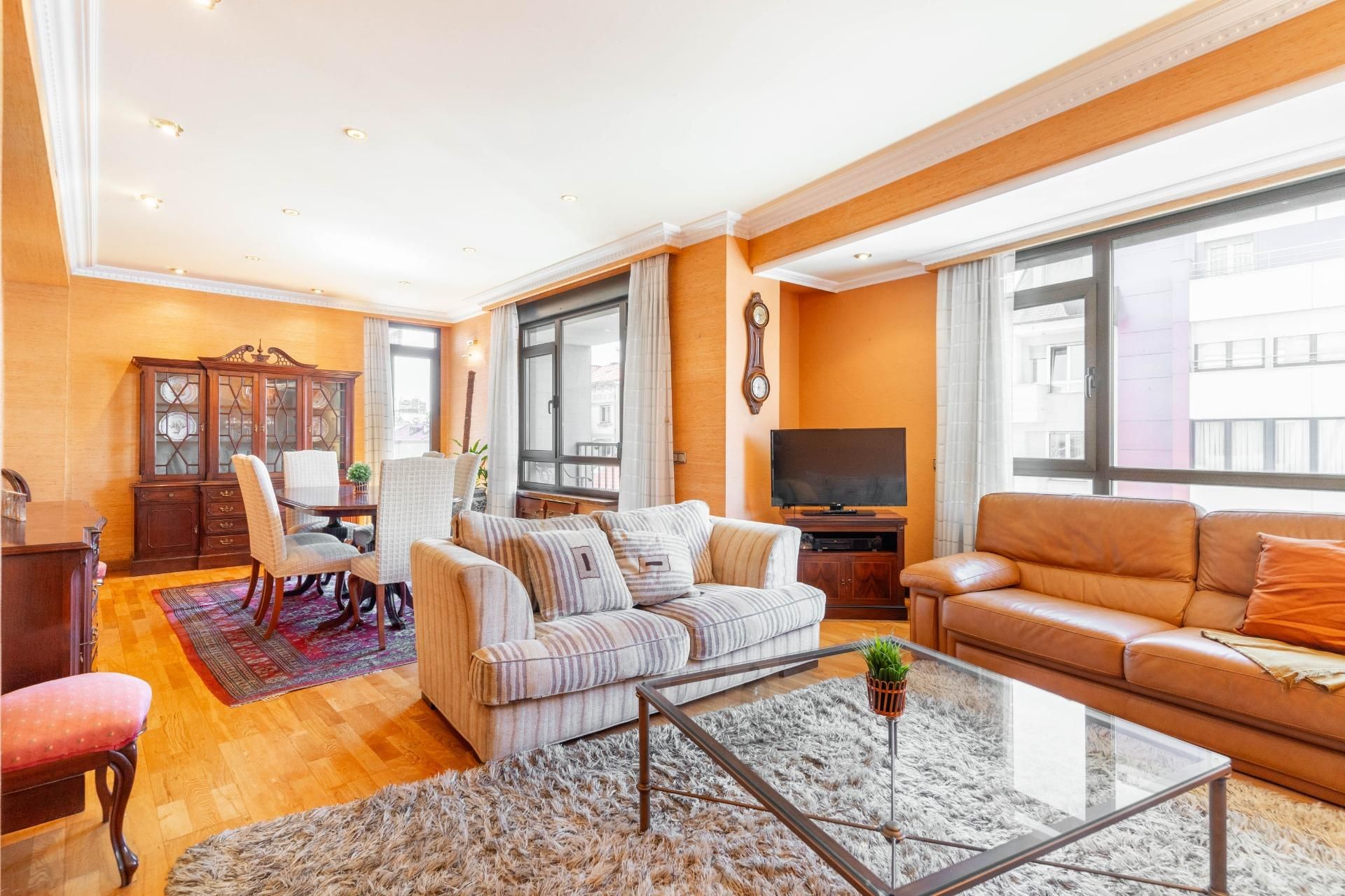 Living room of Flat for sale in Oviedo   with Heating, Terrace and Balcony