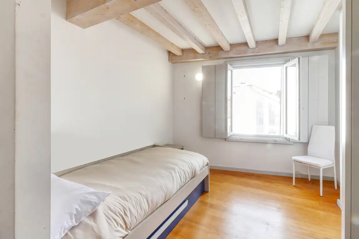 Bedroom of Flat for sale in Santiago de Compostela   with Storage room, Oven and Washing machine