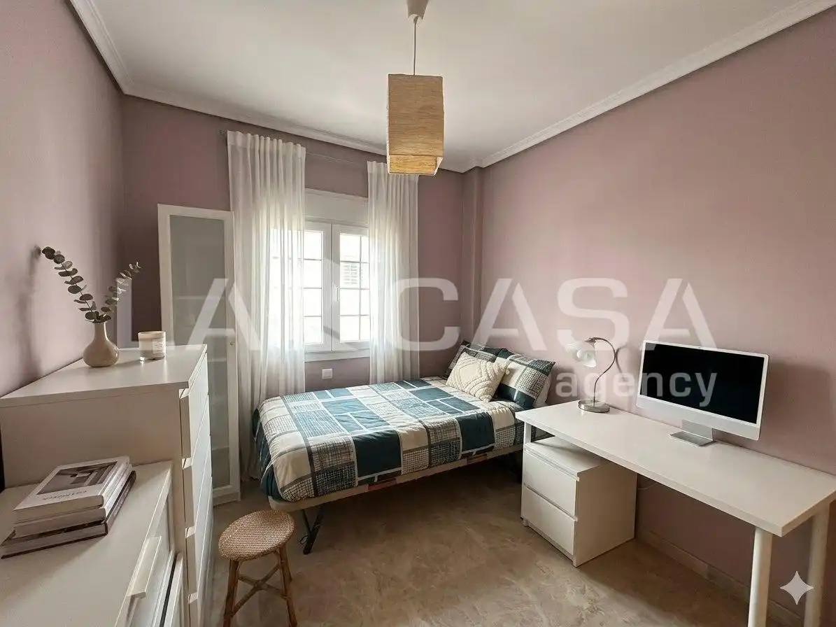 Dormitori de Casa adosada en venda en Montequinto amb Aire condicionat