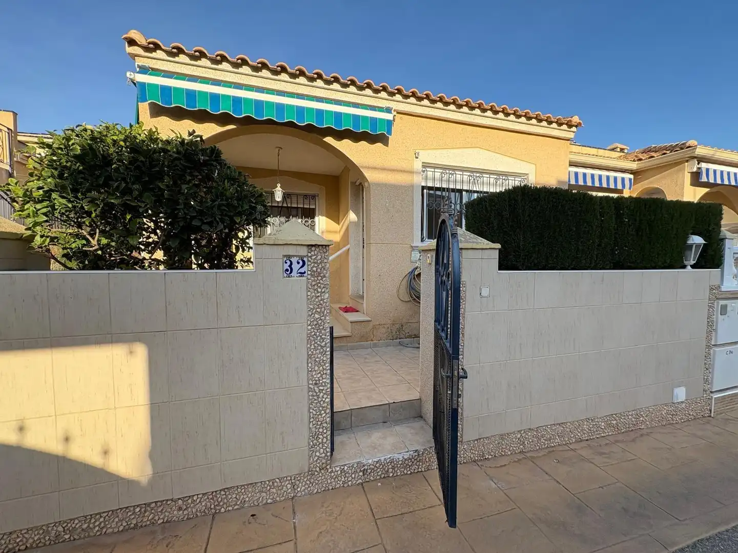 Vista exterior de Dúplex en venta en Orihuela con Jardín privado, Terraza y Piscina comunitaria