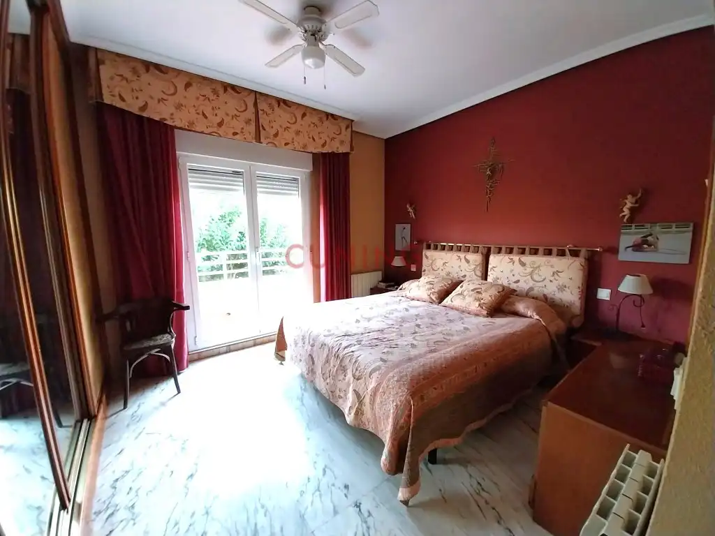 Dormitori de Casa o xalet en venda en Cáceres amb Jardí privat