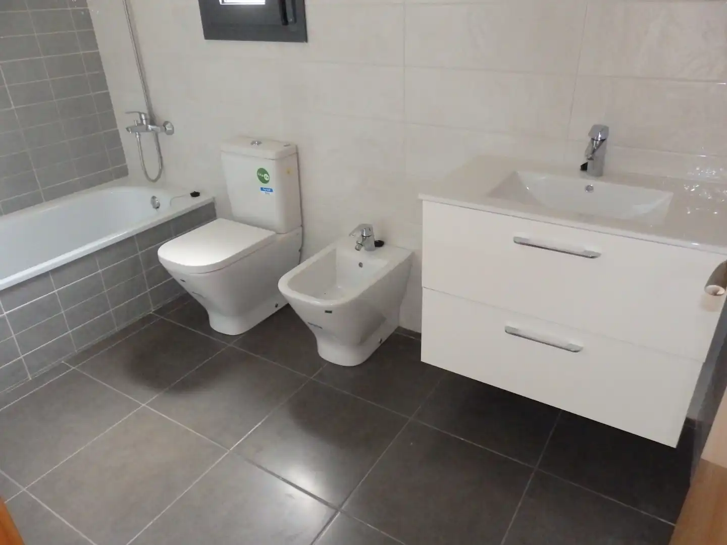 Badezimmer von Einfamilien-Reihenhaus zum Verkauf in Mont-roig del Camp mit Klimaanlage, Privatgarten und Terrasse