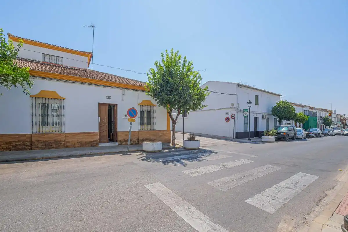 Vista exterior de Casa adosada en venda en Pilas amb Calefacció, Terrassa i Balcó