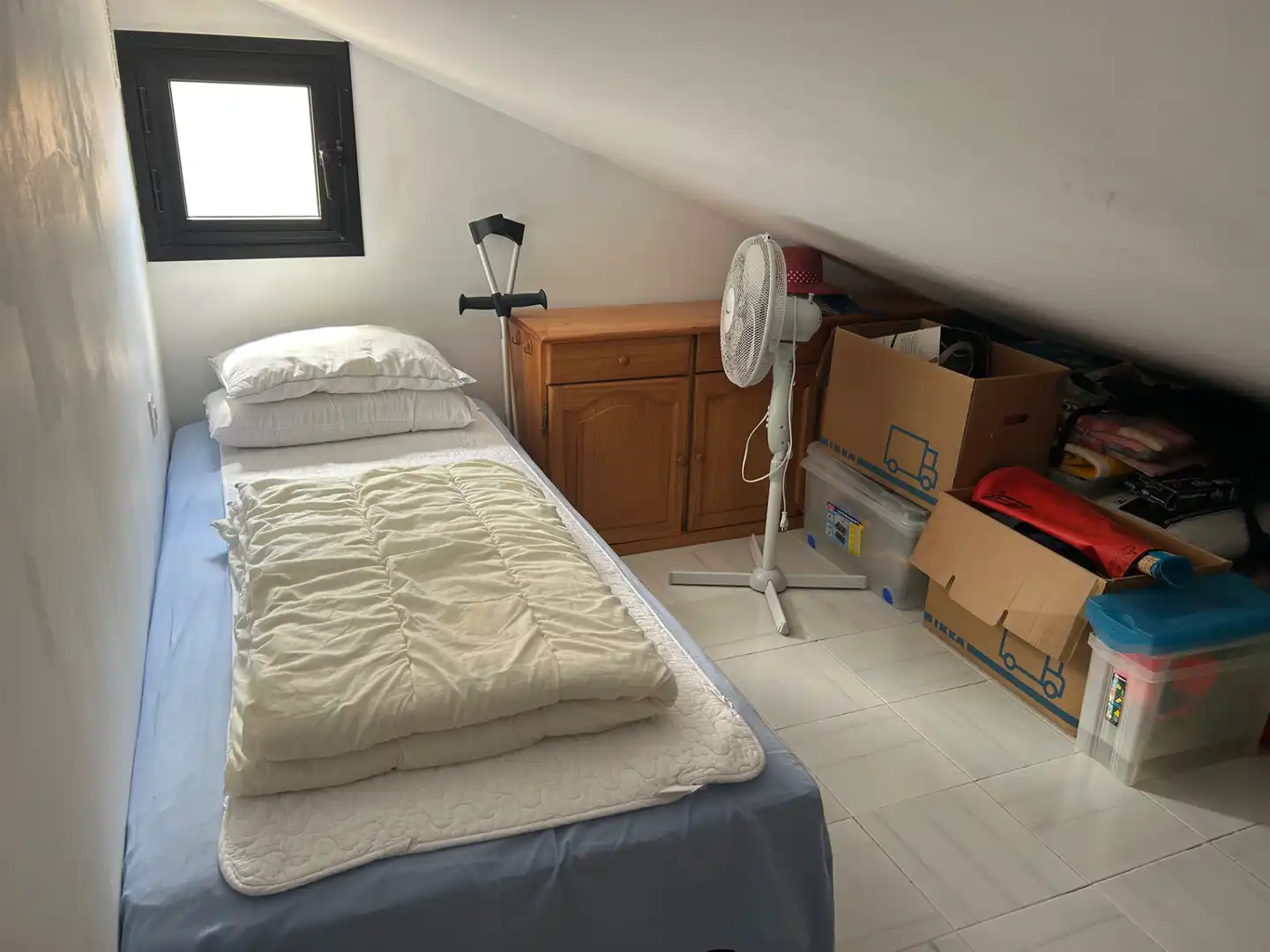 Schlafzimmer von Dachboden zum Verkauf in Arona mit Terrasse, Möbliert und Ofen