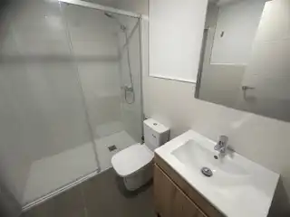Bany de Apartament de lloguer en León Capital  amb Calefacció, Parquet i Terrassa