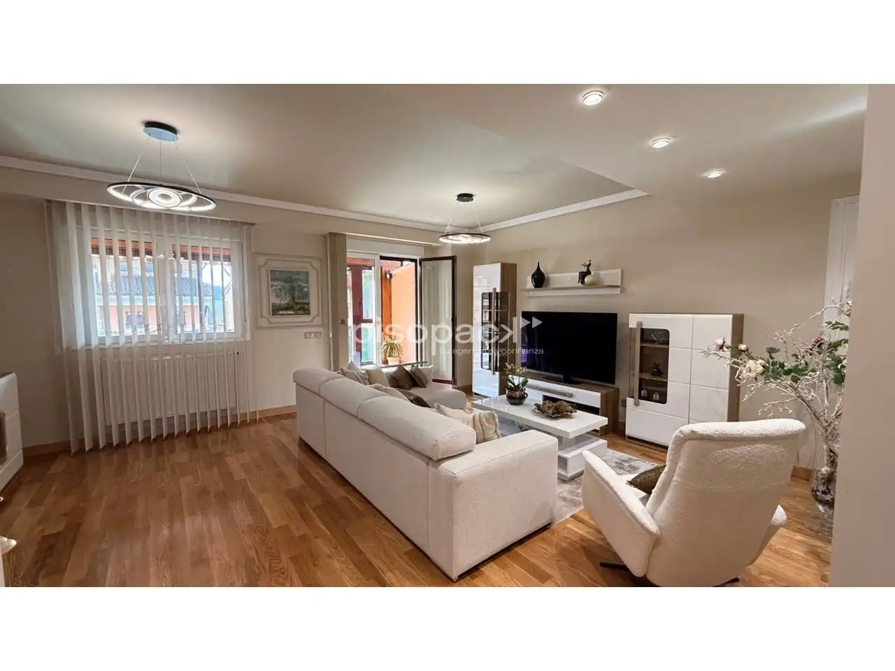 Sala de estar de Casa adosada en venta en Berrioplano / Berriobeiti con Calefacción, Jardín privado y Parquet