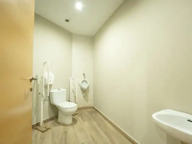 Baño de Local en venta en Pedralba con Aire acondicionado y Terraza