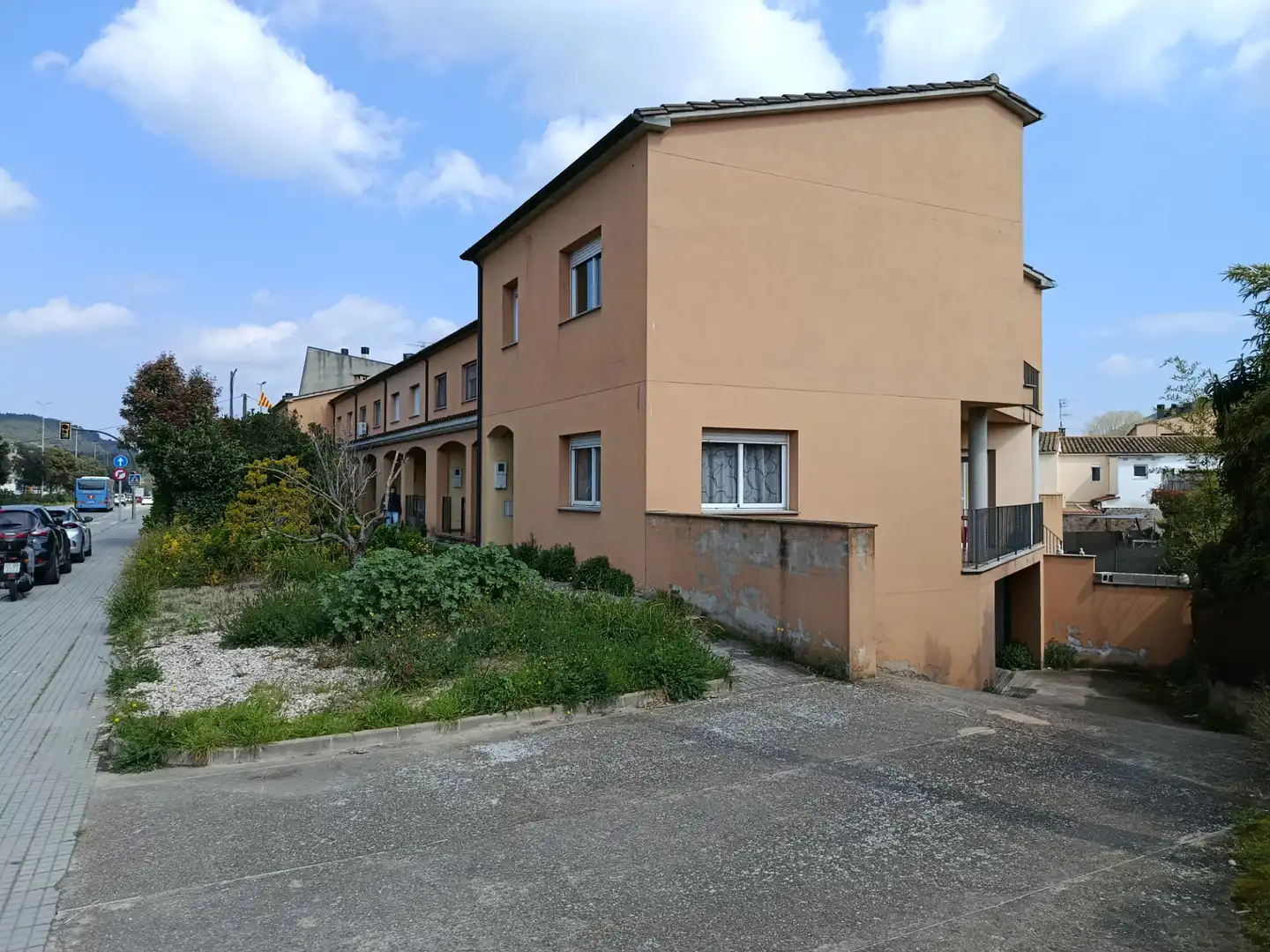 Vista exterior de Casa adosada en venda en Sant Julià de Ramis amb Calefacció, Jardí privat i Terrassa