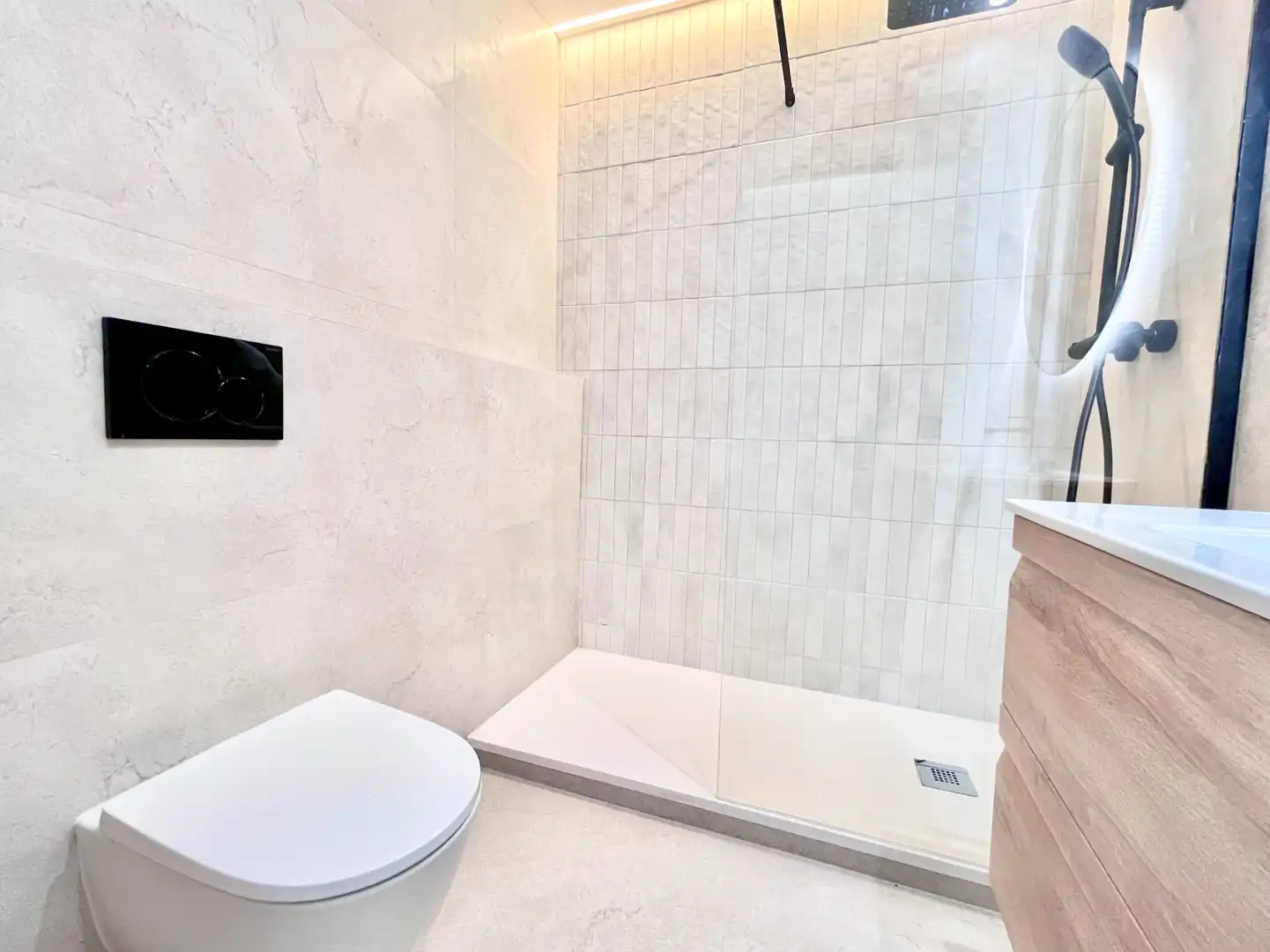 Badezimmer von Wohnung zum Verkauf in Barcelona mit Klimaanlage, Heizung und Parkett