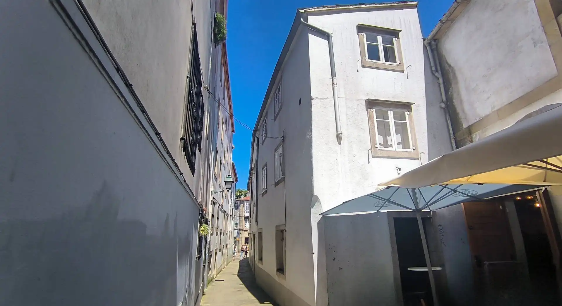 Vista exterior de Edifici en venda en Santiago de Compostela 
