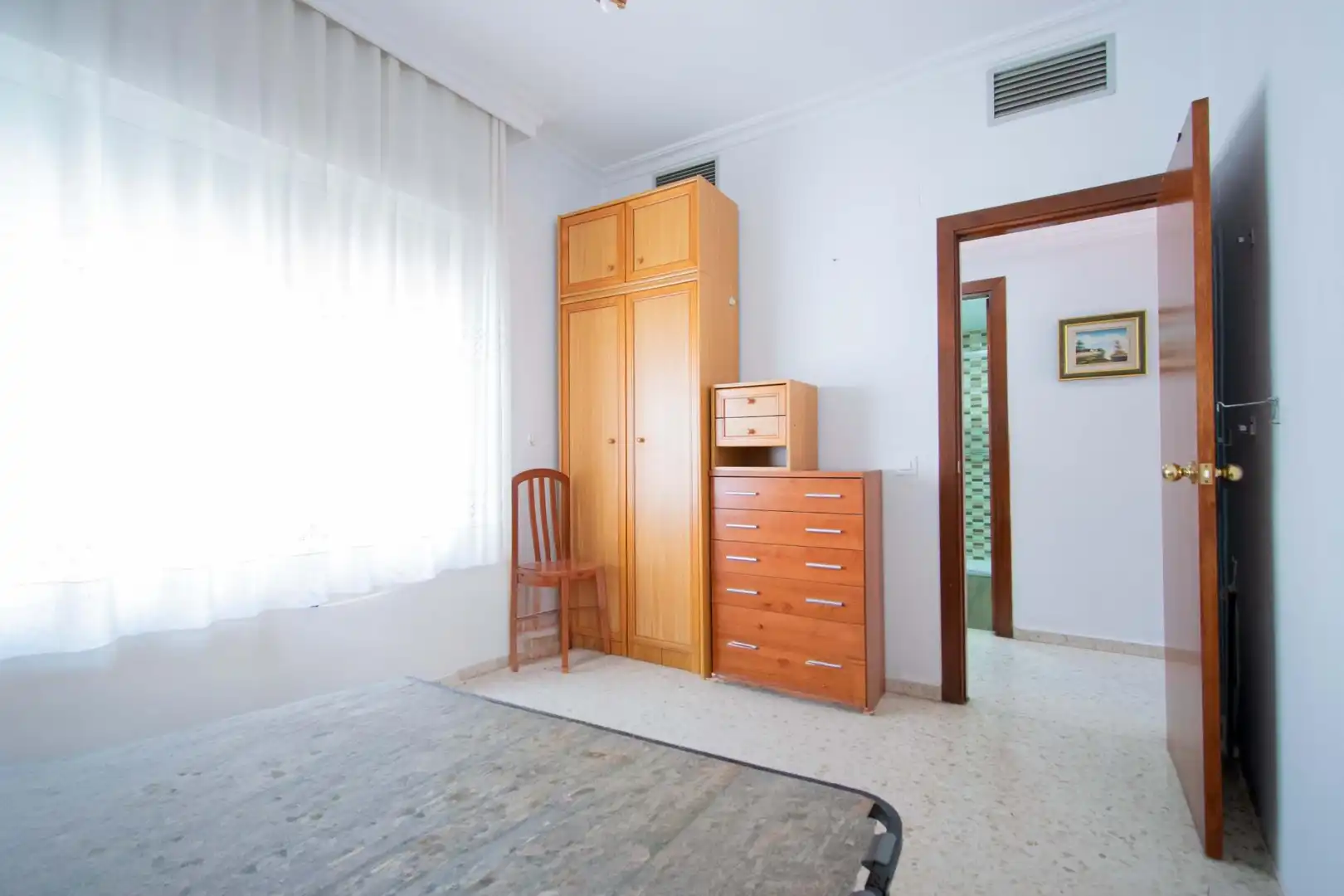 Schlafzimmer von Einfamilien-Reihenhaus zum Verkauf in Sevilla mit Klimaanlage und Heizung