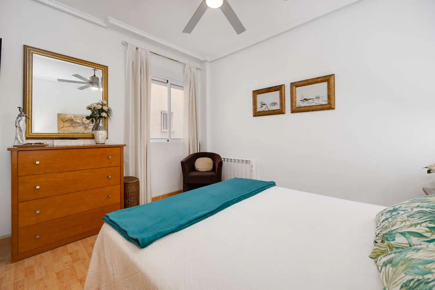 Habitación de Apartamento en venta en Torrevieja con Aire acondicionado, Calefacción y Terraza