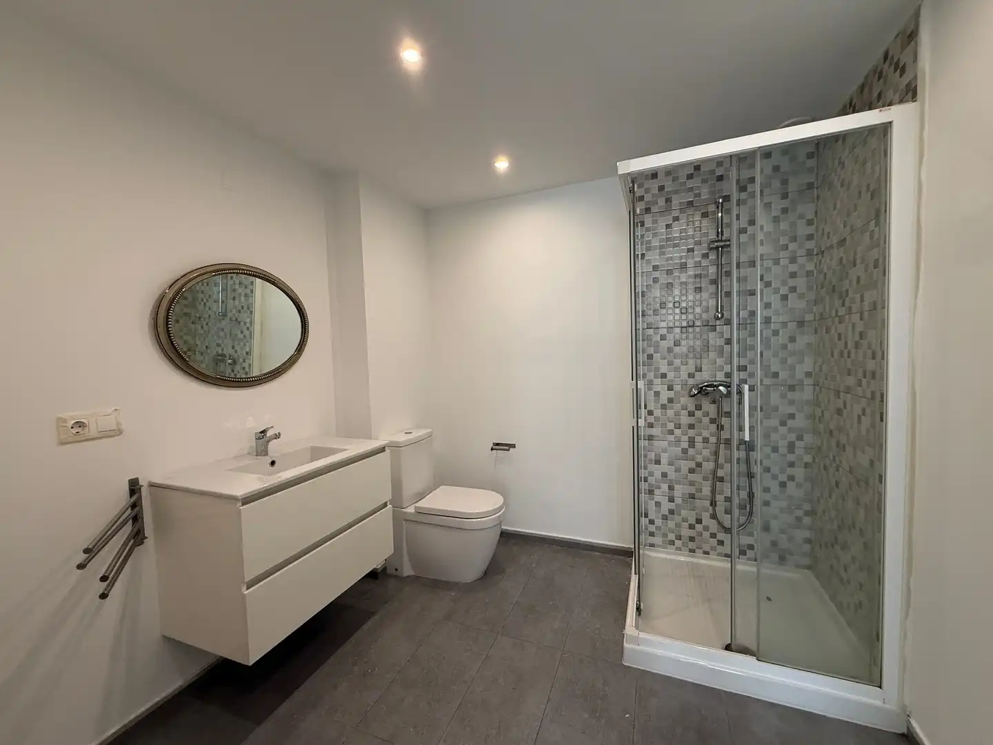 Baño de Piso de alquiler en A Coruña Capital  con Calefacción