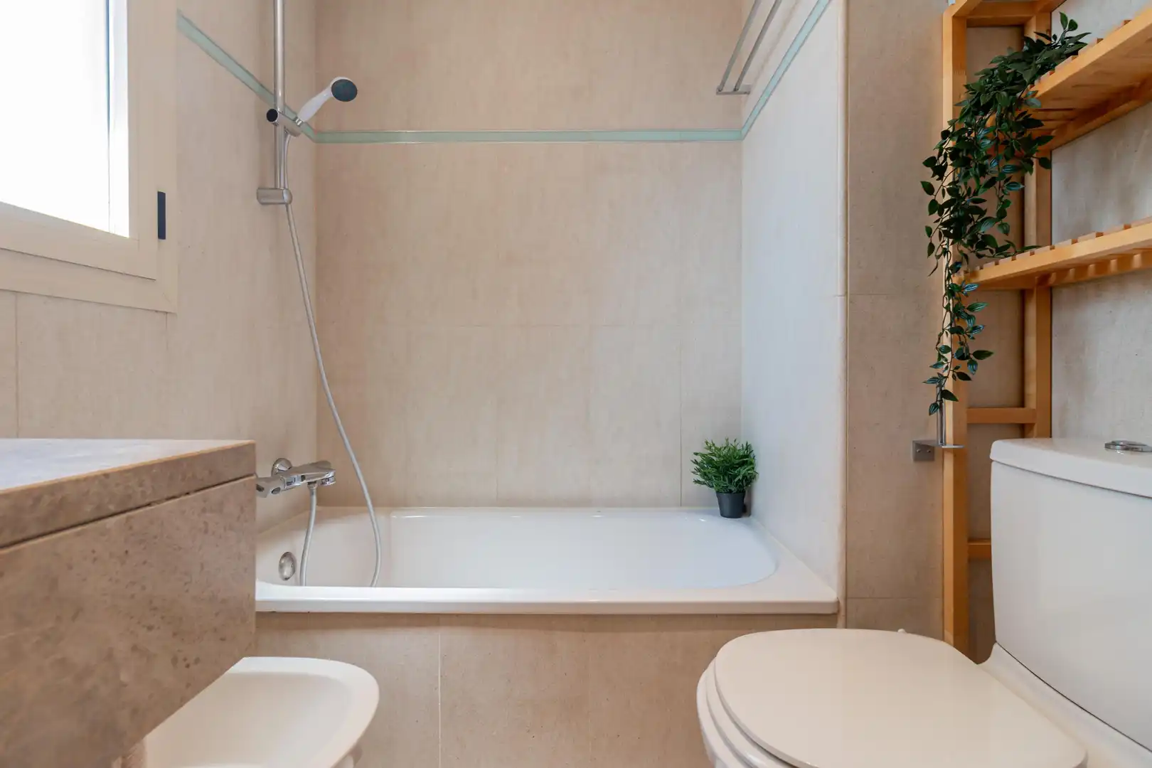 Baño de Ático de alquiler en Madrid con Jardín privado, Parquet y Trastero
