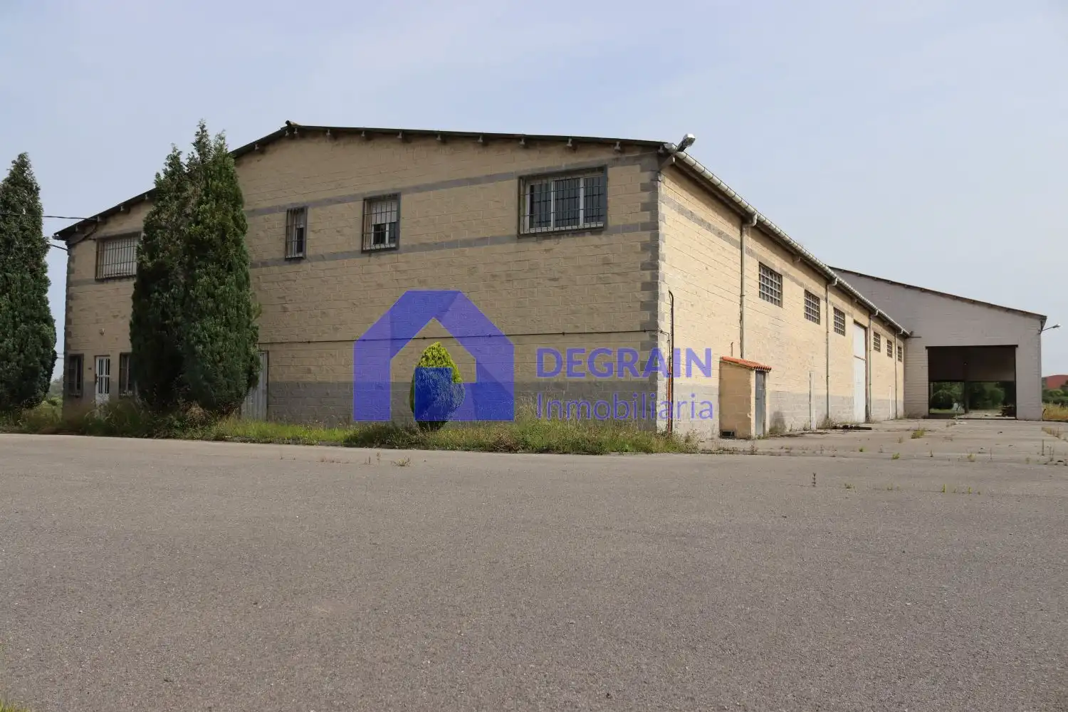 Außenansicht von Fabrik Grundstücke zum Verkauf in Siero