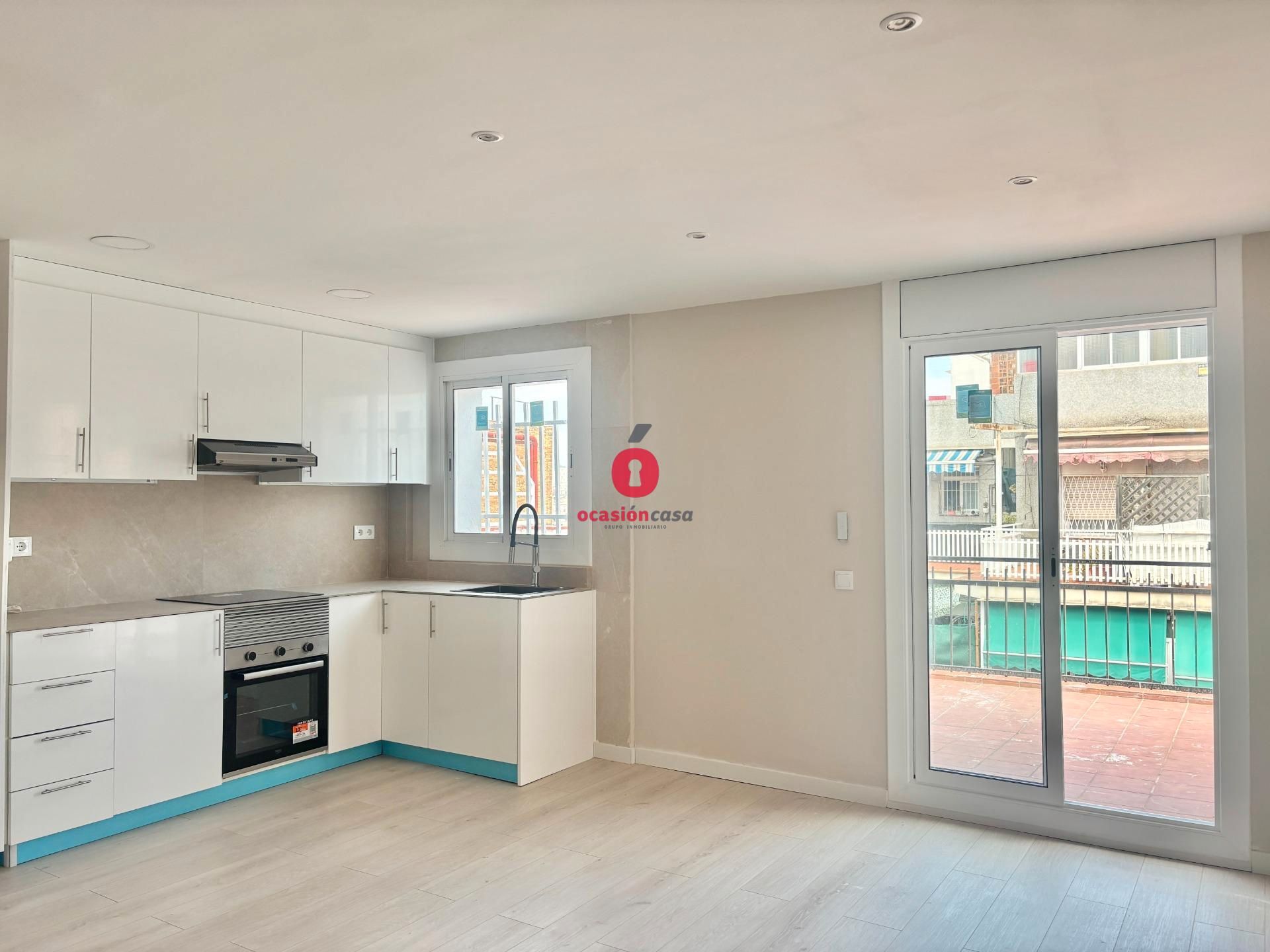 Exterior view of Attic for sale in L'Hospitalet de Llobregat  with Parquet flooring, Oven and Alarm