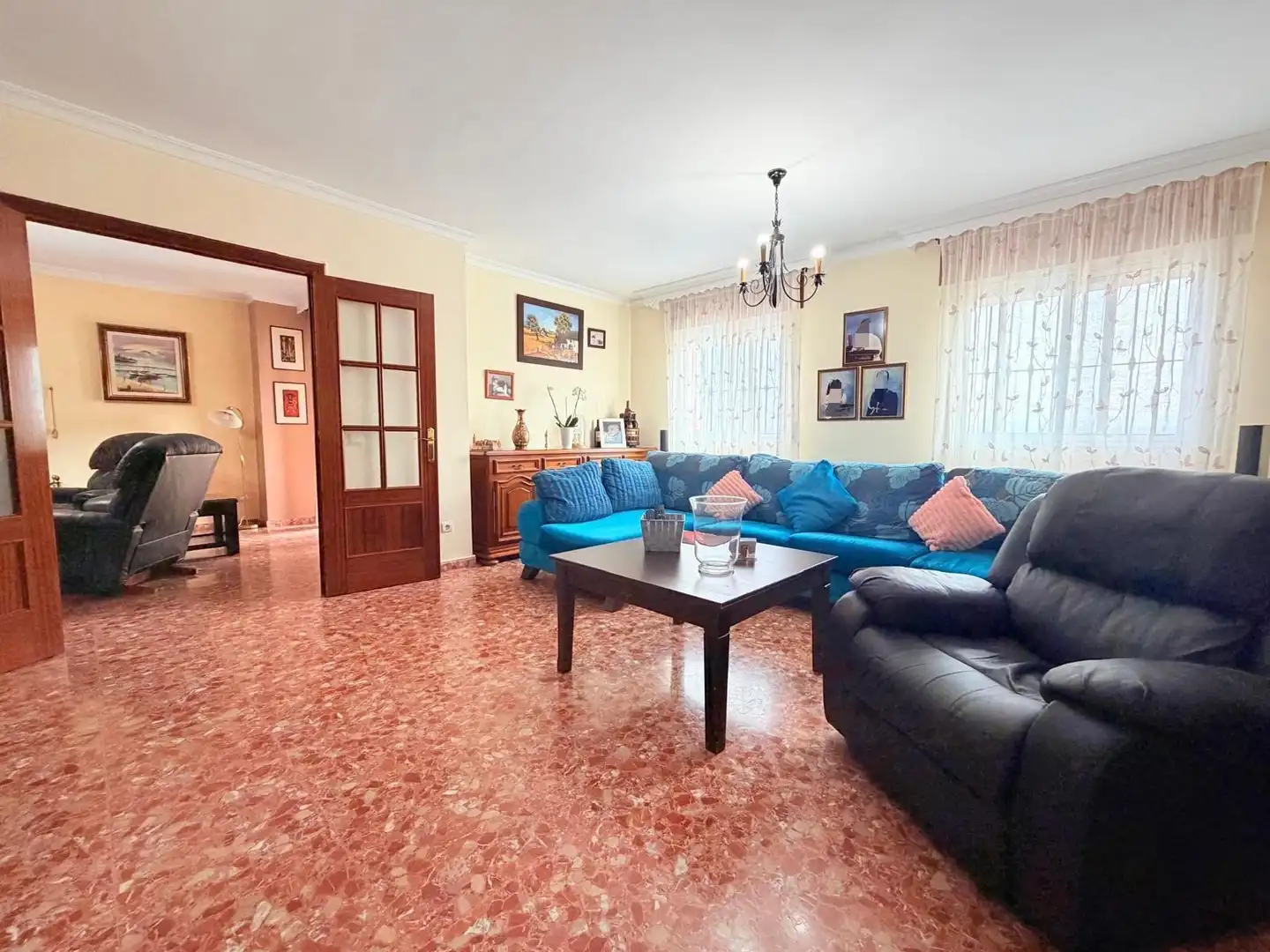 Sala d'estar de Casa o xalet en venda en Algeciras amb Piscina