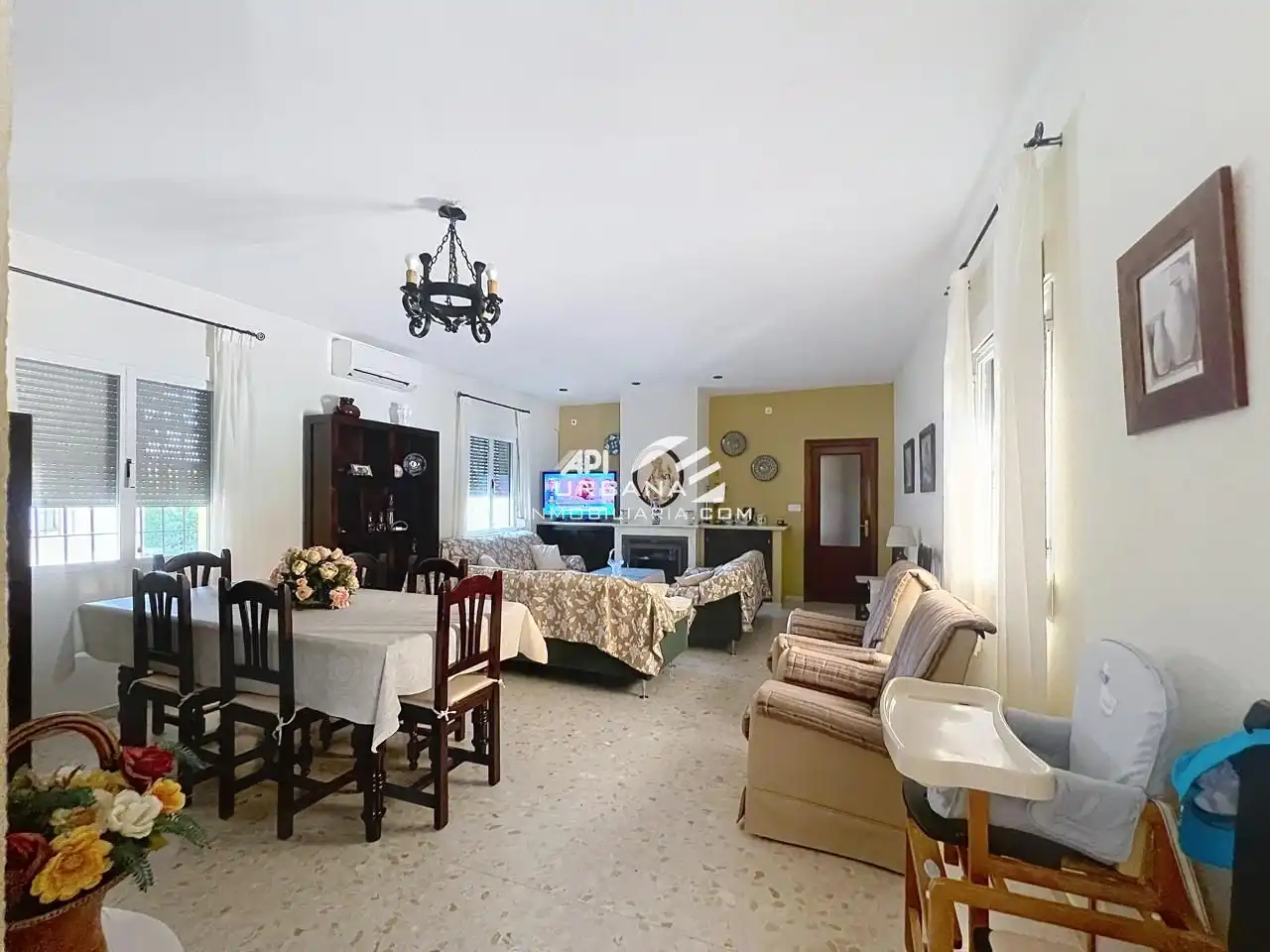 Sala d'estar de Casa o xalet en venda en Lucena amb Aire condicionat i Piscina