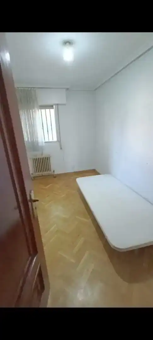 Bedroom of Houses for share in Madrid  with Parquet flooring, Washing machine and Microwave