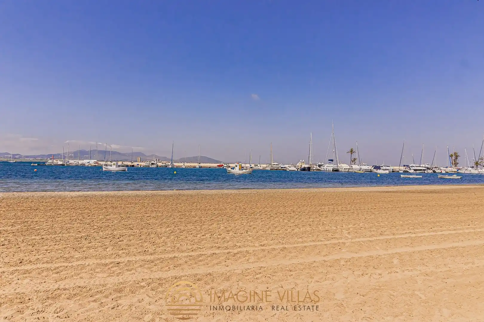 Vista exterior de Apartamento en venta en La Manga del Mar Menor con Amueblado y Piscina comunitaria