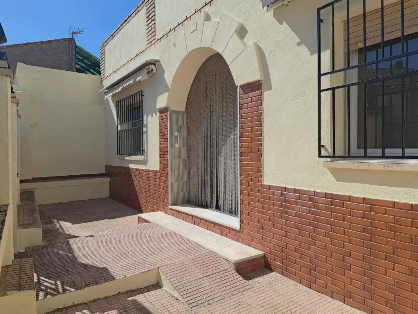 Exterior view of Houses for sale in Villargordo del Cabriel  with Terrace and Storage room
