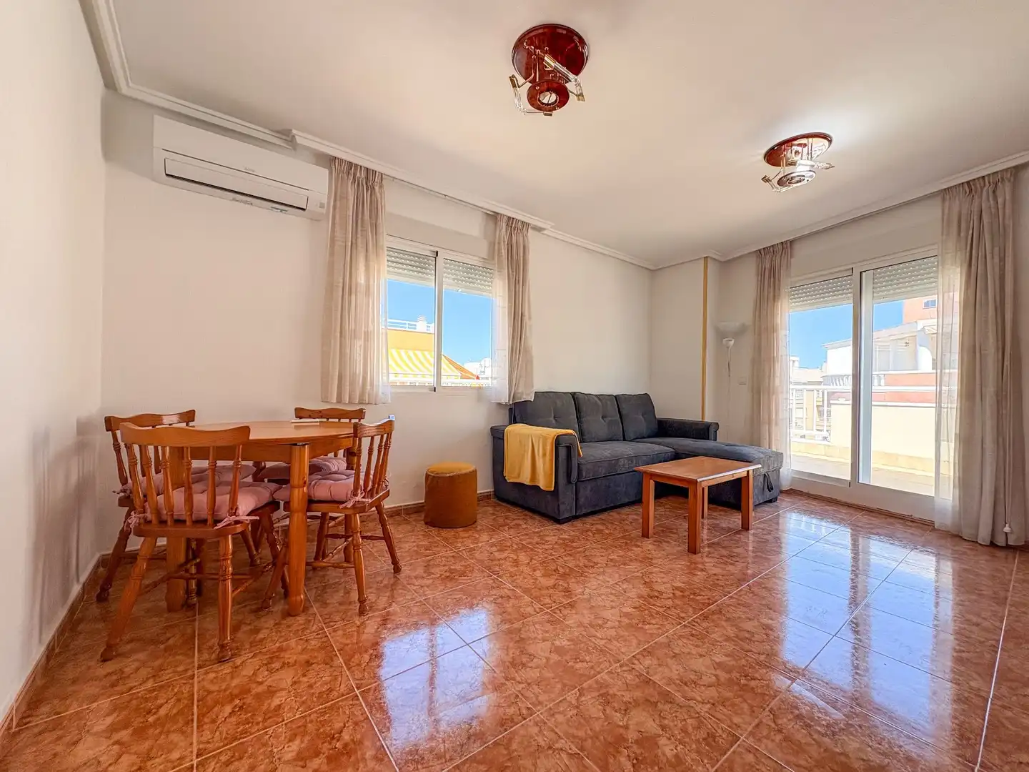 Sala d'estar de Àtic de lloguer en Torrevieja amb Aire condicionat, Calefacció i Terrassa