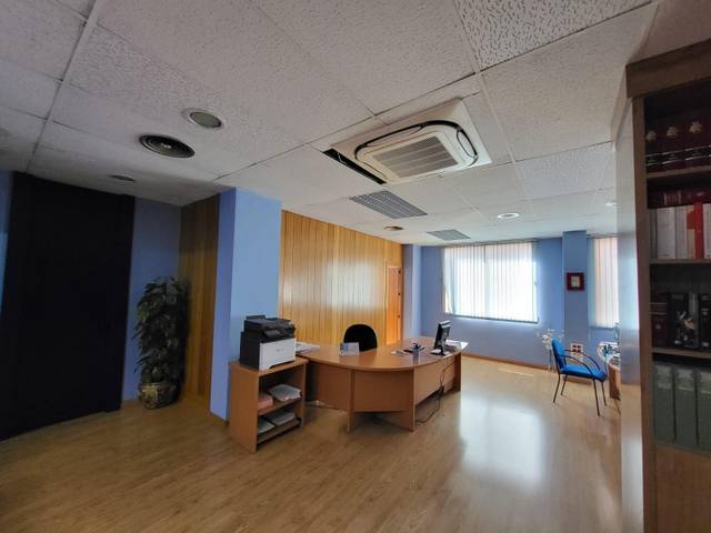 Local comercial en Alquiler en Perchel Sur - Plaza de Toros Vieja