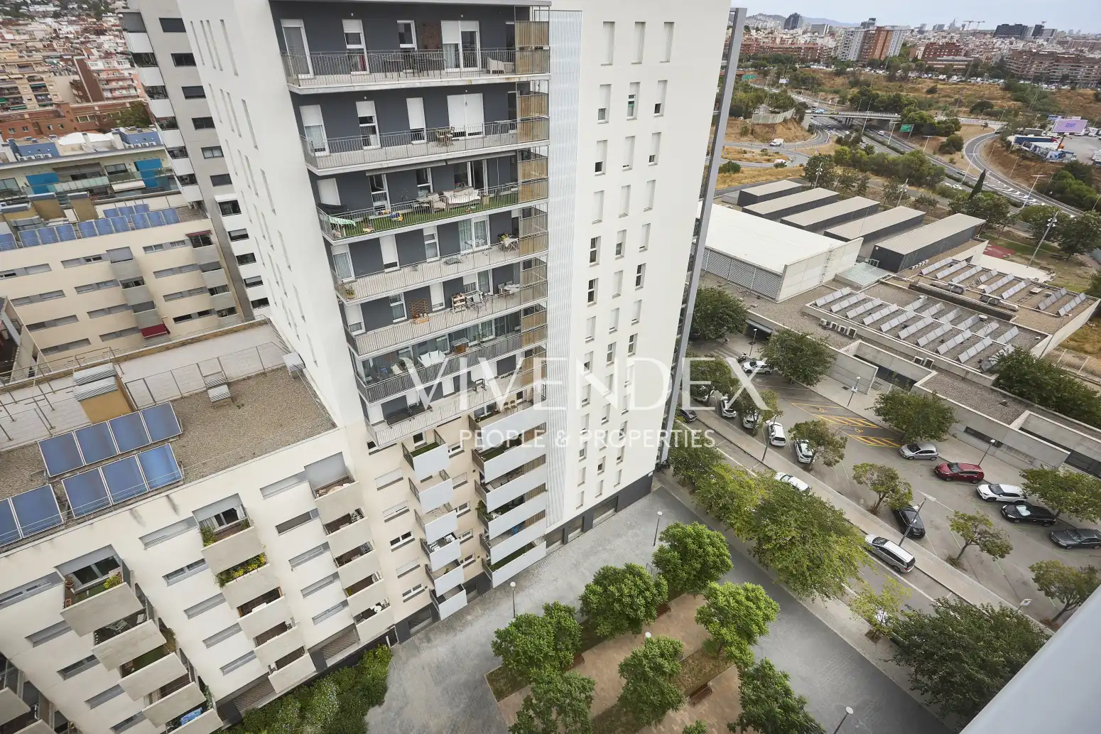 Vista exterior de Àtic en venda en L'Hospitalet de Llobregat amb Aire condicionat, Calefacció i Parquet