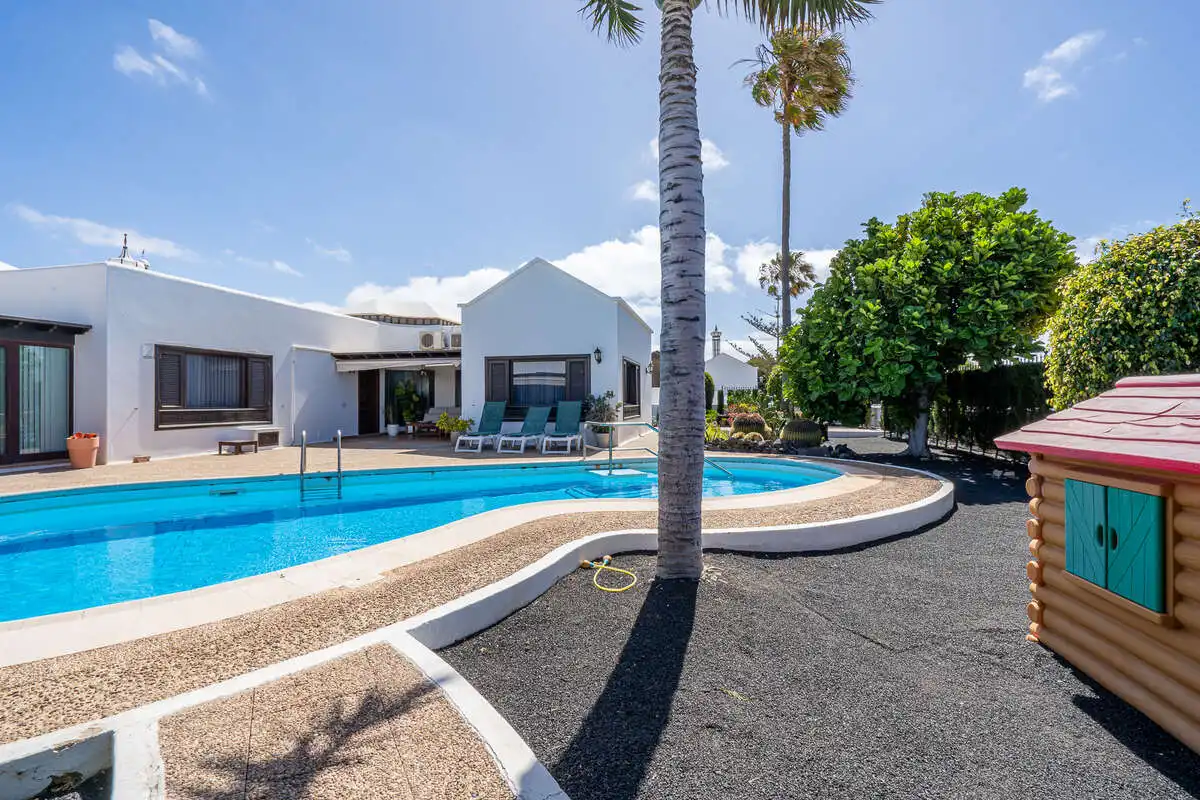 Vista exterior de Casa o xalet en venda en Arrecife amb Jardí privat i Piscina