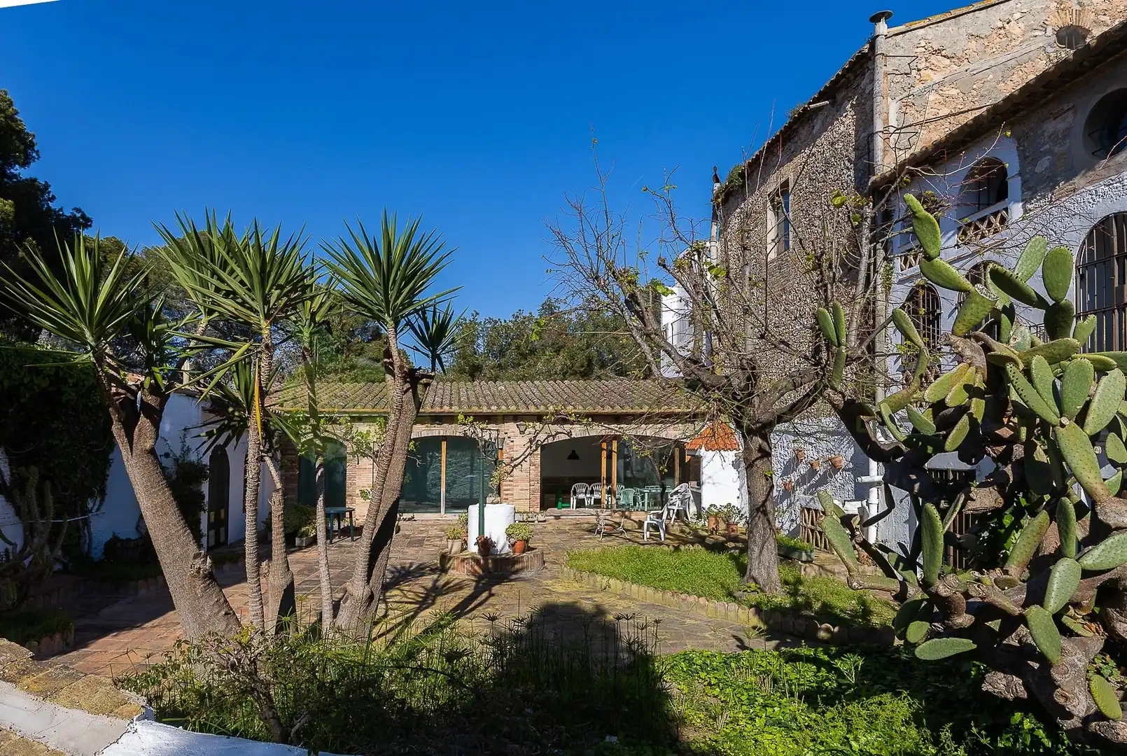Vista exterior de Casa o chalet en venta en Vilanova i la Geltrú con Aire acondicionado, Calefacción y Jardín privado