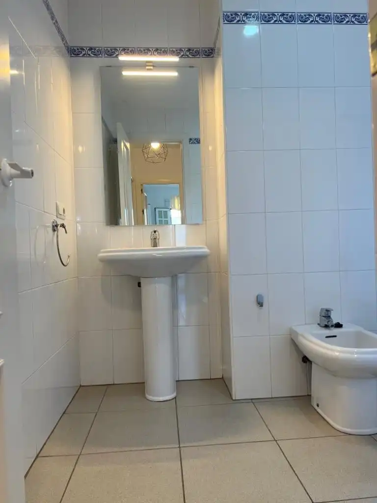 Baño de Apartamento de alquiler en Rota con Jardín privado, Terraza y Amueblado
