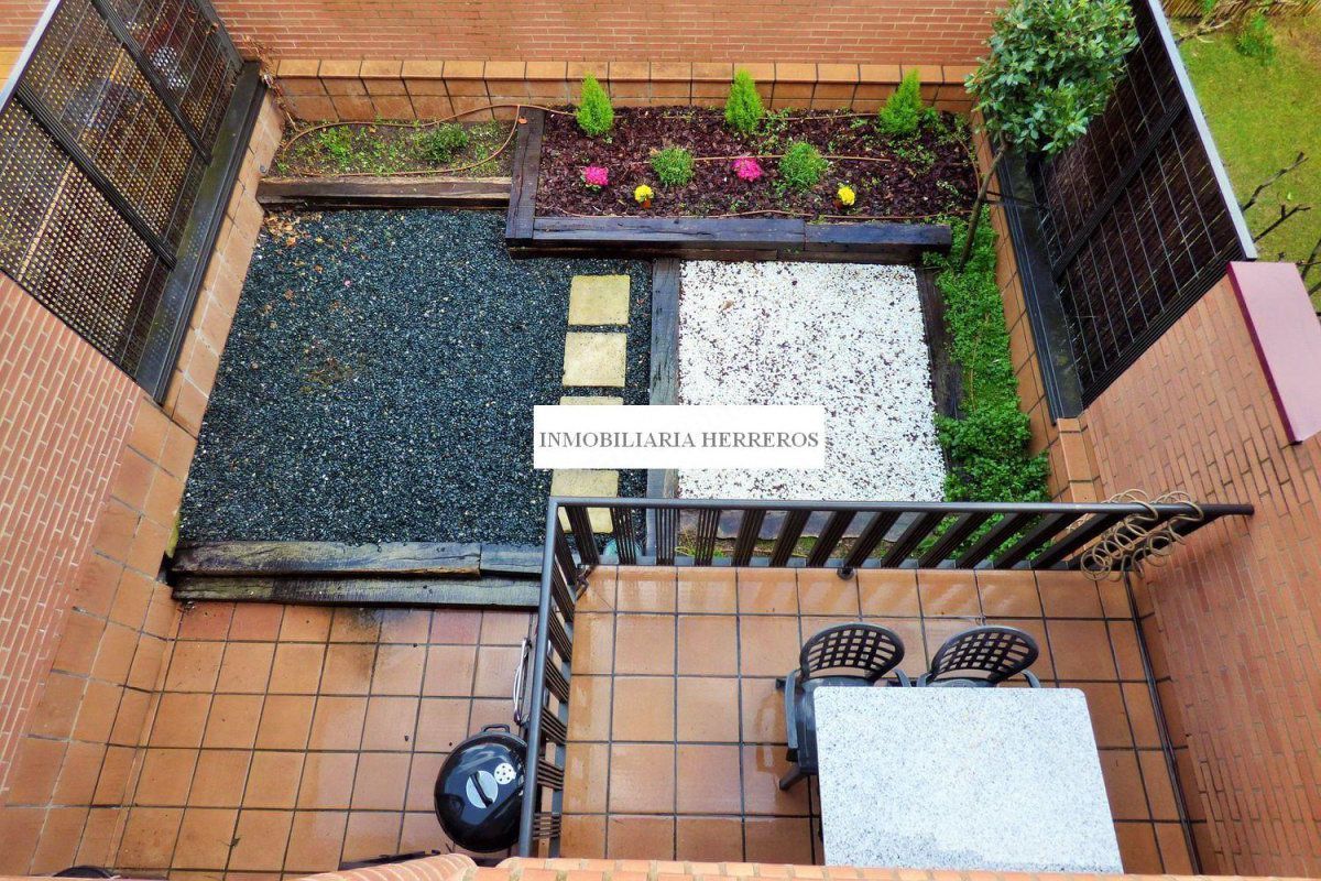 Terrassa de Casa adosada en venda en  Logroño amb Calefacció, Parquet i Terrassa