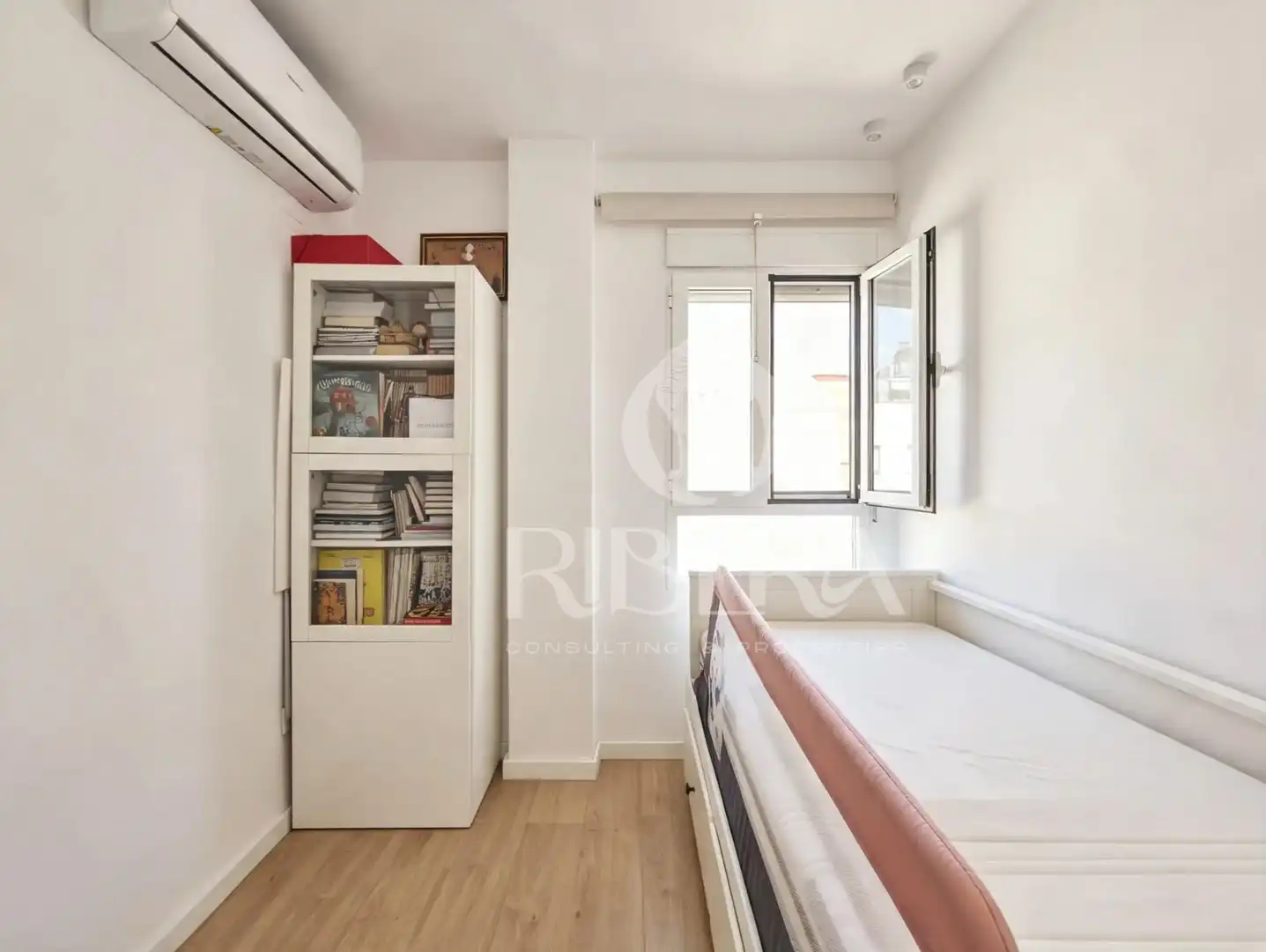 Schlafzimmer von Dachboden zum Verkauf in Valencia mit Klimaanlage, Terrasse und Abstellraum