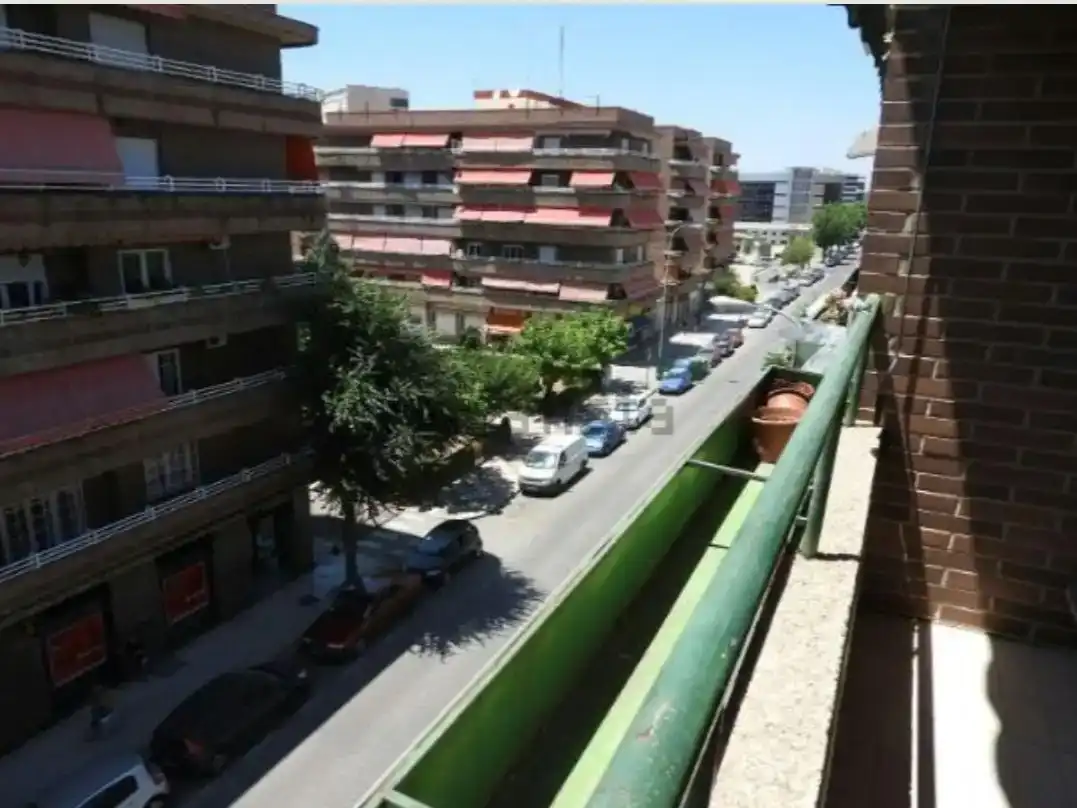 Vista exterior de Piso para compartir en Granada con Aire acondicionado, Jardín privado y Piscina