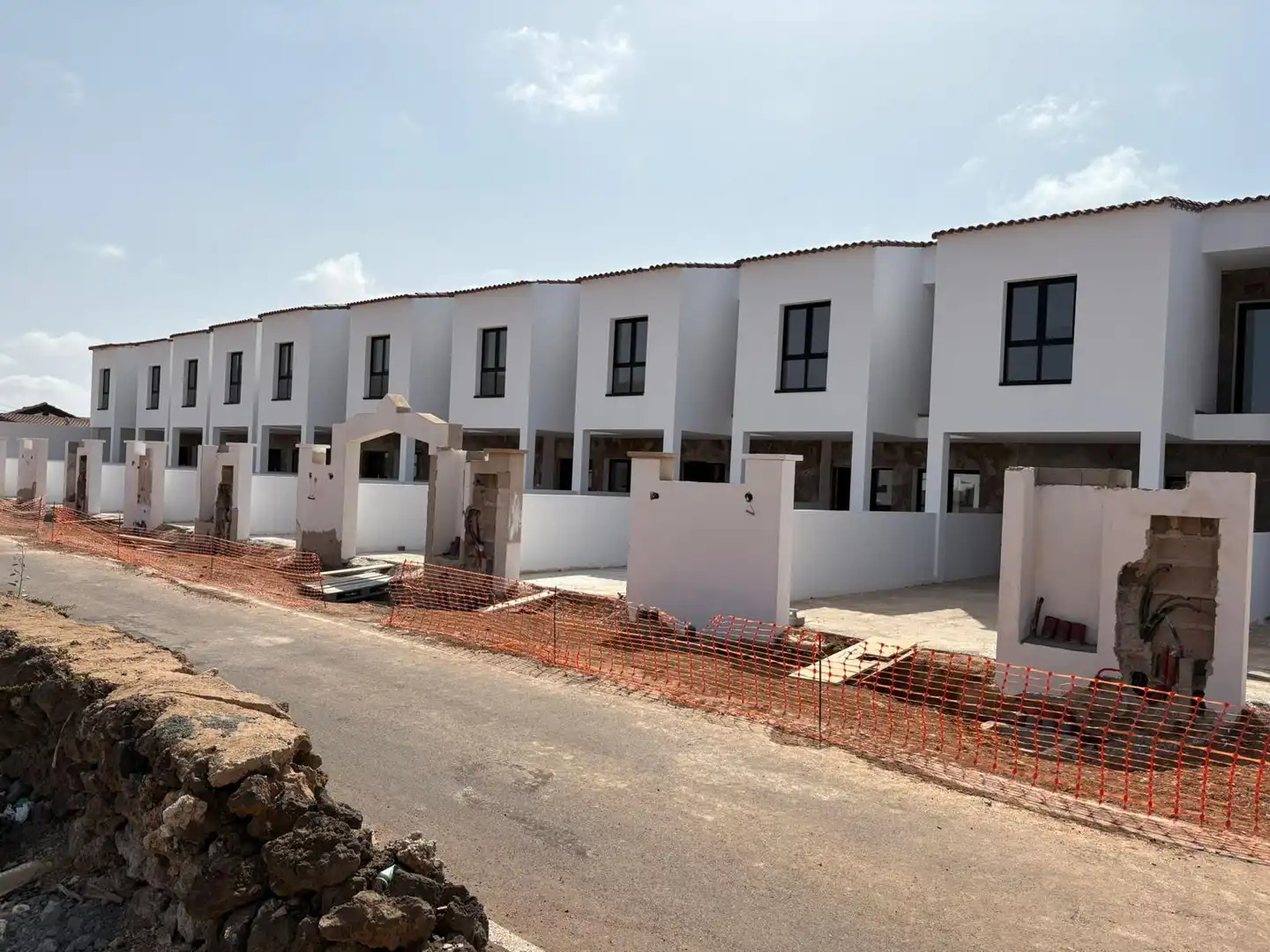 Vista exterior de Casa adosada en venda en La Oliva amb Jardí privat